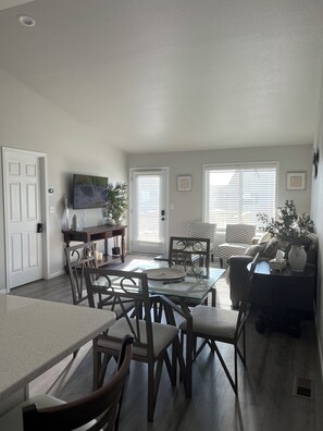 Interior - Charming 3-bedroom house with WiFi and AC in lovely Fargo (Fargo)