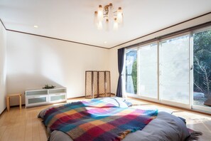 4 bedrooms, desk, iron/ironing board, travel crib