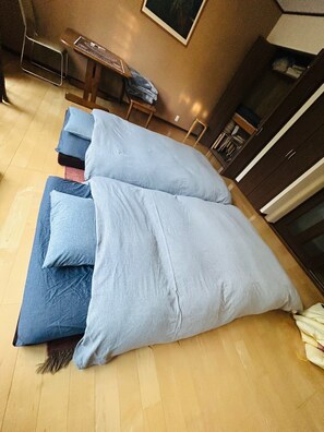4 bedrooms, desk, iron/ironing board, travel crib