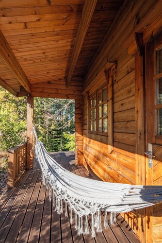 Spacious house with garden and log cabin in Izu highlands, 2 hours from Tokyo. 