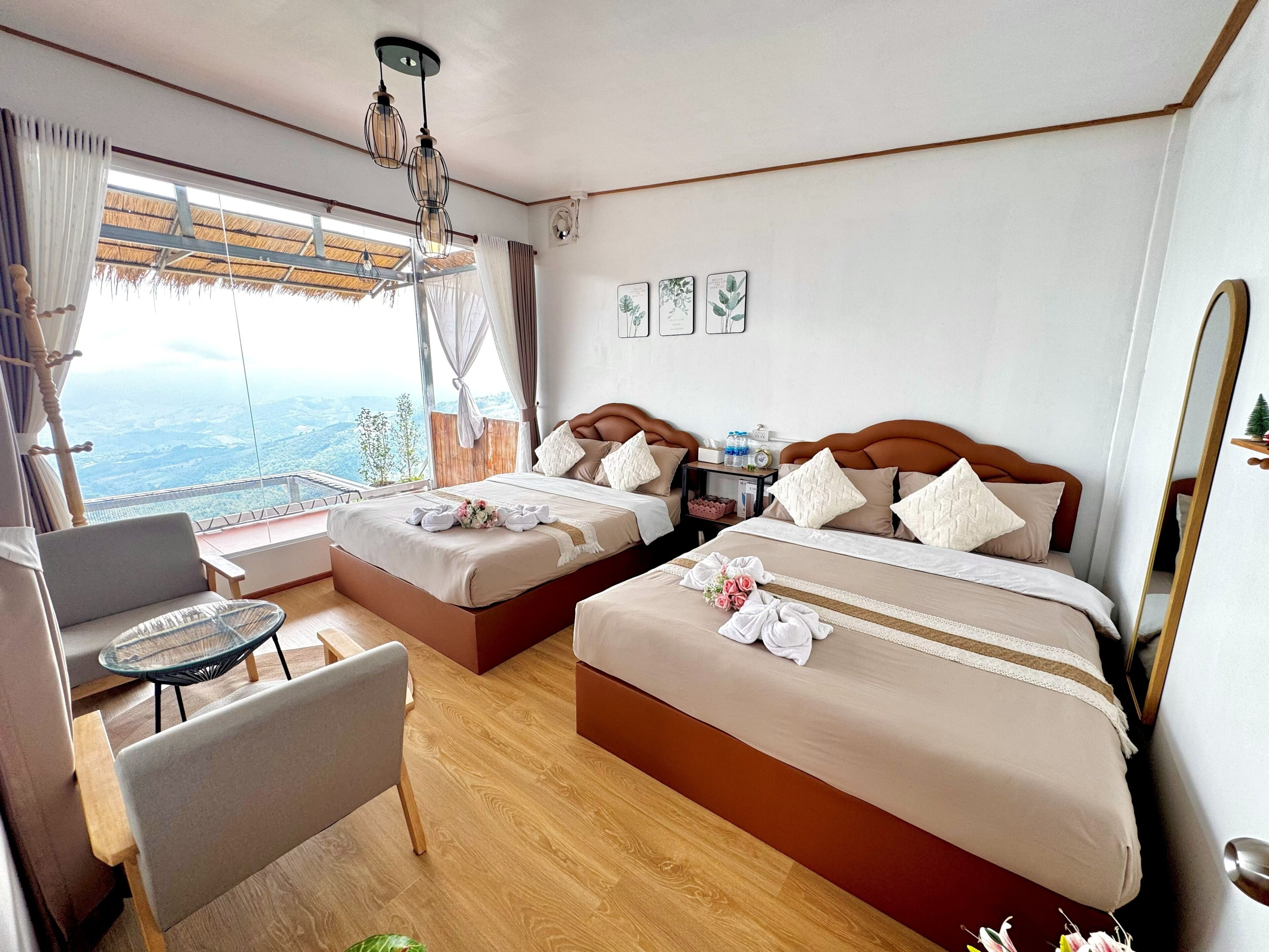 Habitación junior, vistas a la colina | Cortinas opacas y ropa de cama