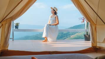 Classic Cabin | Blackout curtains, bed sheets