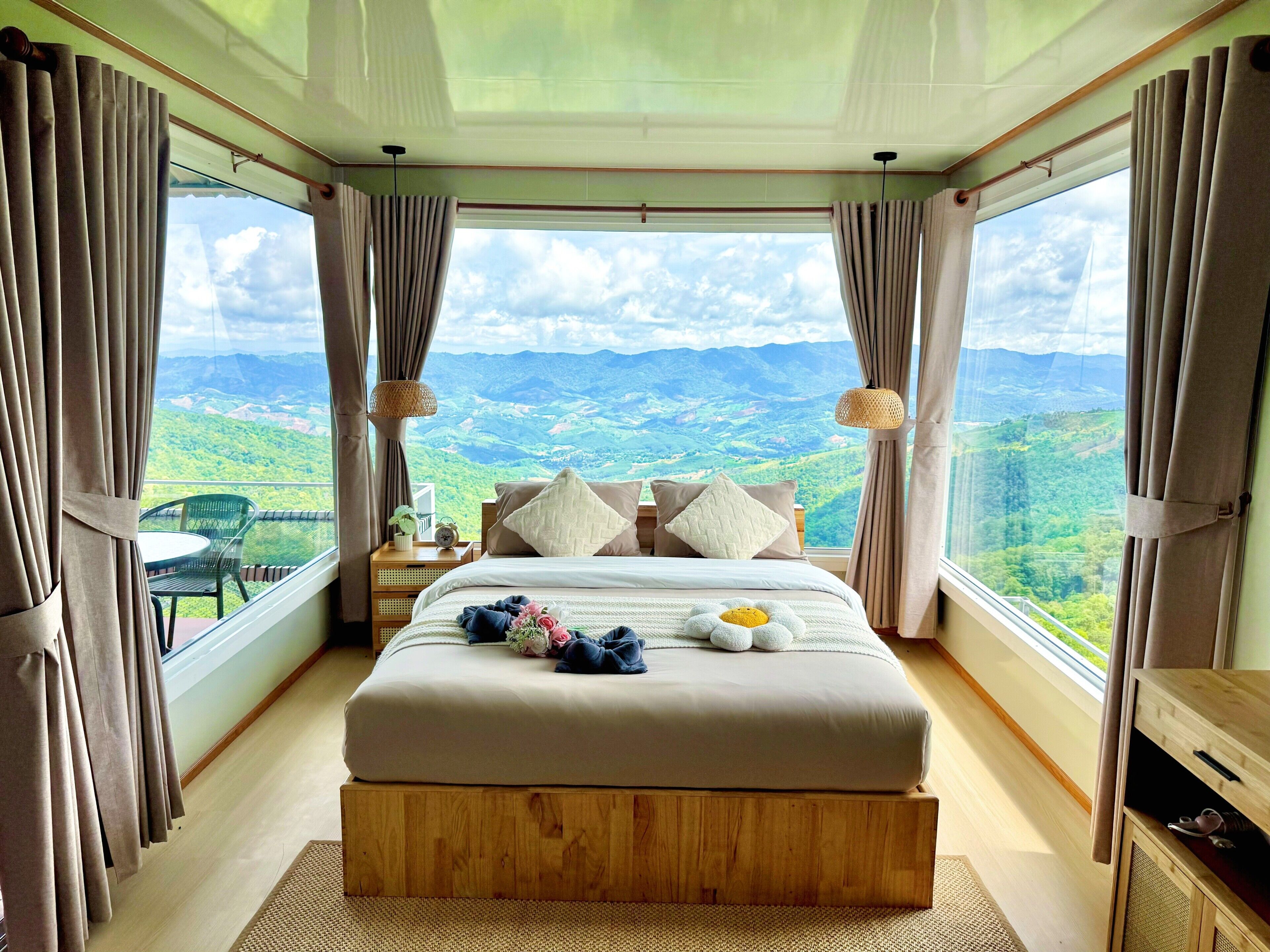 Cabaña Deluxe, vistas a la colina | Cortinas opacas y ropa de cama