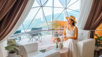 Cabaña Deluxe, vista a la colina | Área de sala de estar