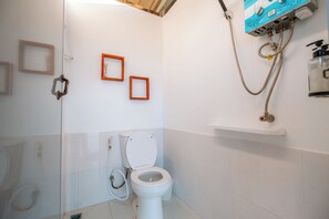 Cabezal de ducha tipo lluvia y artículos de higiene personal gratuitos