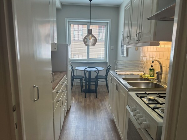 Réfrigérateur, four à micro-ondes, un four, surface de cuisson