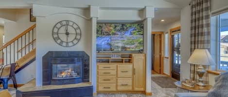 Téléviseur connecté, foyer, table de ping-pong