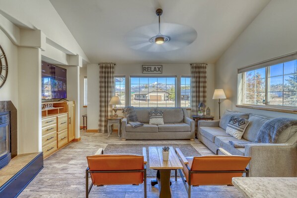 Smart TV, lareira, mesa de pingue-pongue