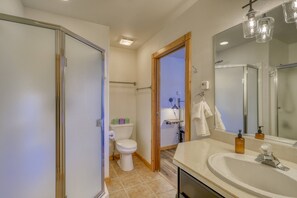 Hair dryer, towels, shampoo - Stunning Home, Hot Tub, Firepit, Ping Pong, Patio, Near Lake & Trails (Pagosa Springs)