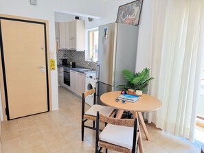 Kühlschrank, Wasserkocher mit Kaffee-/Teezubehör, Toaster