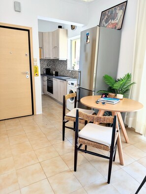 Fridge, coffee/tea maker, toaster