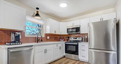 Rockies Royale! Game Night Retreat w/ Hot Tub