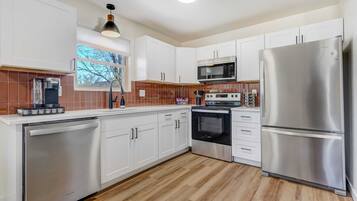 Kjøleskap, mikrobølgeovn, ovn og kokeplater