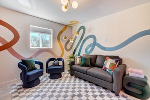 TV, offices - Rainbow Road! Hot Tub! Pikes Peak Views! Pac Man! (Colorado Springs)