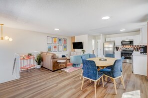 Interior - Rainbow Road! Hot Tub! Pikes Peak Views! Pac Man! (Colorado Springs)