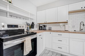 Refrigerador, parrilla de estufa, lavavajillas y cafetera y tetera