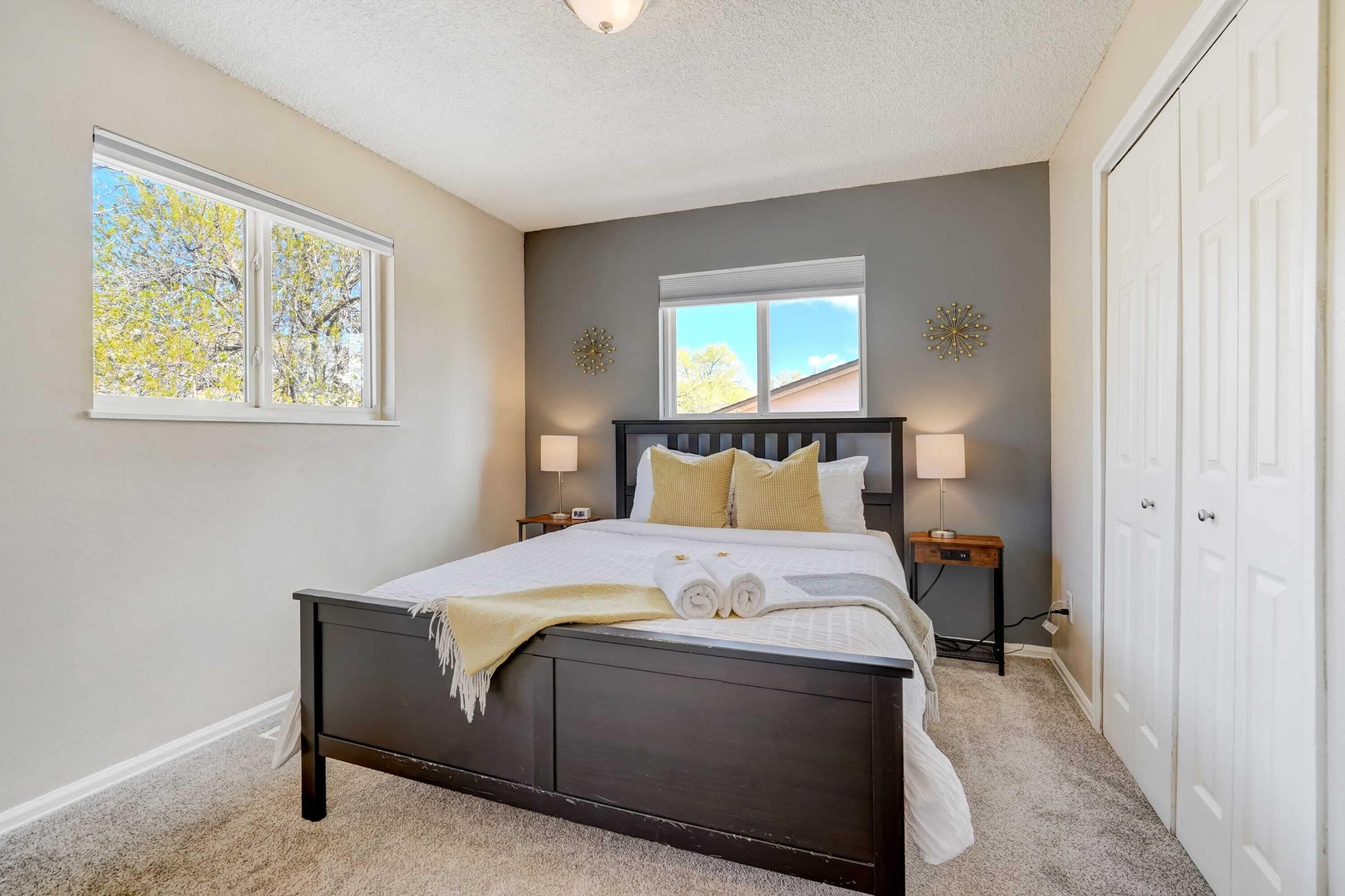 2 sovrum, skrivbord, strykjärn/strykbräda och resesäng