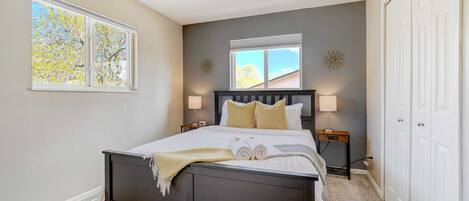 2 habitaciones, escritorio y tabla de planchar con plancha