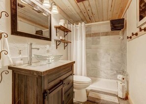 Een douche, een haardroger, handdoeken, shampoo