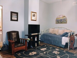 2 bedrooms, desk, iron/ironing board, WiFi - Large, charming 2-bedroom apartment with modern amenities within a historic home (Brenham)