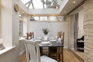 Dining - Beautifully presented holiday cottage - Harvey's Corner Cottage (Chadlington)