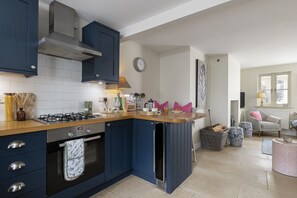 Fridge, microwave, oven, stovetop - Beautifully presented holiday cottage - Harvey's Corner Cottage (Chadlington)