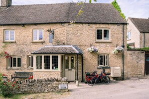 Exterior - Beautifully presented holiday cottage - Harvey's Corner Cottage (Chadlington)