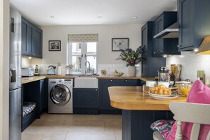 Fridge, microwave, oven, stovetop - Beautifully presented holiday cottage - Harvey's Corner Cottage (Chadlington)