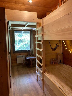 4 bedrooms, travel cot, WiFi, bed sheets