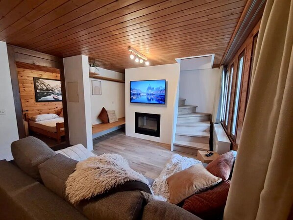 Smart TV, fireplace