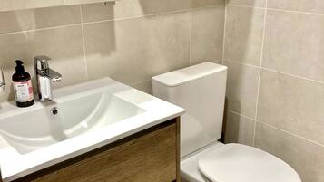 Een haardroger, handdoeken, toiletpapier