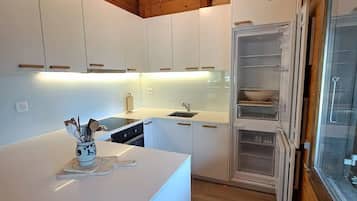 Geladeira, fogão, cooktop, lava-louças