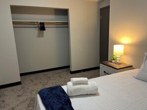 3 habitaciones, tabla de planchar con plancha, wifi y ropa de cama
