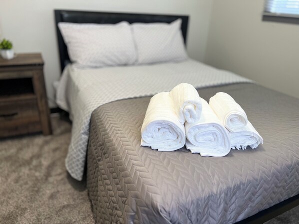 3 chambres, fer et planche à repasser, Wi-Fi, draps fournis