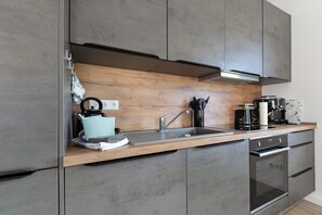 Kjøleskap, ovn, kokeplater og oppvaskmaskin