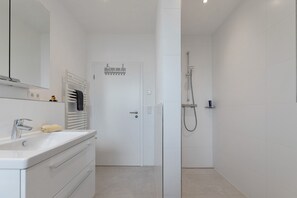 Ducha, secador de pelo, toallas