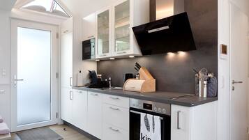 Een koelkast, een magnetron, een oven, een kookplaat