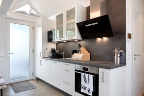 Een koelkast, een magnetron, een oven, een kookplaat