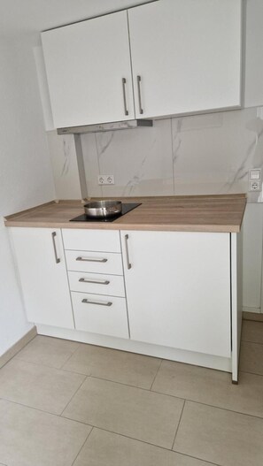 Fridge, stovetop, dishwasher, coffee/tea maker