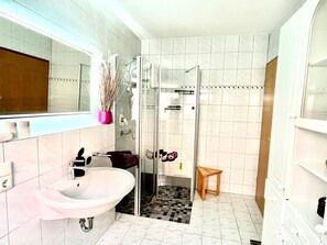 Een douche, gratis toiletartikelen, handdoeken