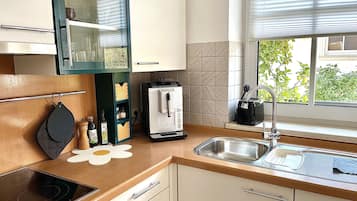 Kühlschrank, Ofen, Herdplatte, Wasserkocher mit Kaffee-/Teezubehör