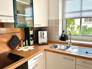 Réfrigérateur, four, plaque de cuisson, cafetière/bouilloire