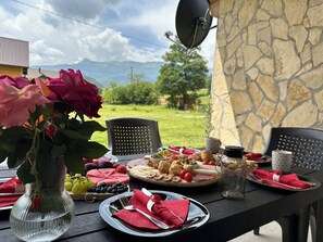 تناول الطعام بالخارج