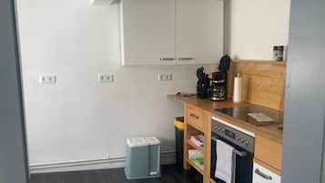 Kühlschrank, Ofen, Herdplatte, Wasserkocher mit Kaffee-/Teezubehör