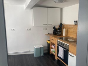 Fridge, oven, stovetop, coffee/tea maker