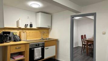 Fridge, oven, stovetop, coffee/tea maker