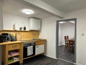 Jääkaappi, uuni, liesi, kahvin-/teenkeitin