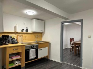 Fridge, oven, stovetop, coffee/tea maker