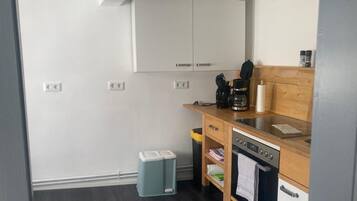Fridge, oven, stovetop, coffee/tea maker