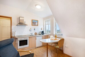 Réfrigérateur, four, plaque de cuisson, cafetière/bouilloire